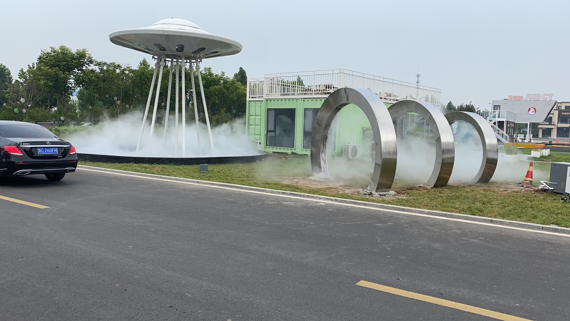 <b>淄博瓷器城景观造雾系统一个主机带一个喷雾环</b>
